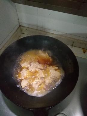 炖上半个小时，加入味精、盐、酱油、韭菜出锅盛盘即可