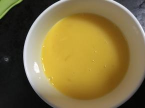 鸡蛋两个磕碗里放少许盐打成蛋液，番茄切块备用