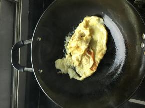 在锅中放油，等锅热后，倒入鸡蛋翻炒，鸡蛋翻炒3分钟左右，炒好的鸡蛋备用，