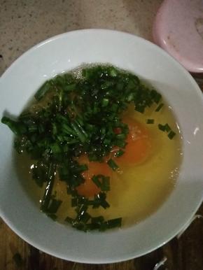 将3个鸡蛋打在小碗中，放入适量的盐、葱花