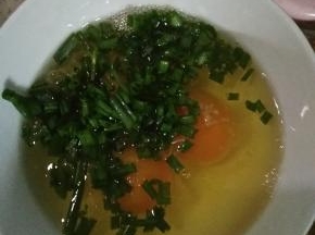 将3个鸡蛋打在小碗中，放入适量的盐、葱花