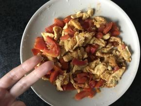 鸡蛋和番茄充分搅匀后，出锅