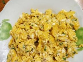 5分钟后，撒上葱花，加入味精出锅盛盘即可