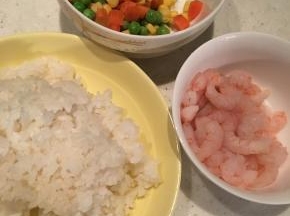 原料除熟米饭外，洗净备用