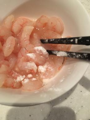 虾仁加料酒、玉米淀粉、黑胡椒腌制5分钟左右