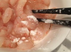虾仁加料酒、玉米淀粉、黑胡椒腌制5分钟左右