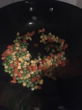 .热锅倒油，先炒玉米青豆粒