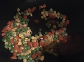 .热锅倒油，先炒玉米青豆粒