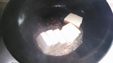 在锅内倒入适量的花生油