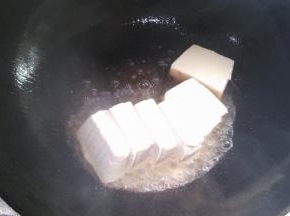 在锅内倒入适量的花生油