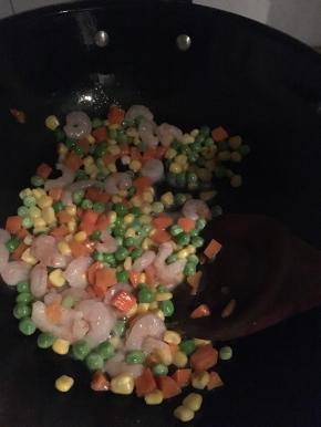 玉米青豆粒微熟后再倒入虾仁翻炒
