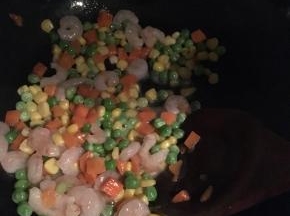 玉米青豆粒微熟后再倒入虾仁翻炒