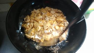 放入酱油、味精、盐、辣椒酱