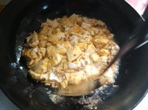 放入酱油、味精、盐、辣椒酱