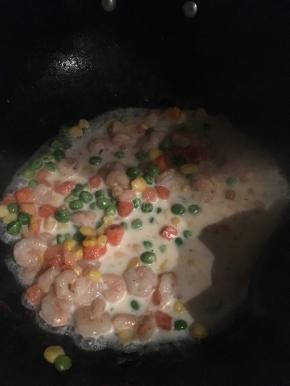 虾仁煮熟变色后加入牛奶，