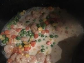 虾仁煮熟变色后加入牛奶，