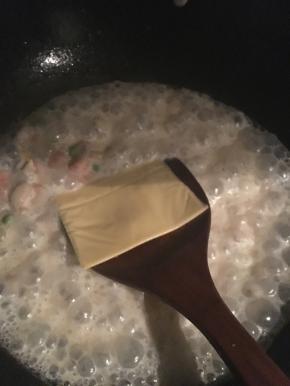 牛奶冒泡后加入芝士片，