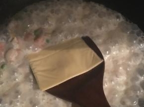 牛奶冒泡后加入芝士片，