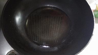 在锅内倒入适量的花生油，将用酱油腌制的肉片倒入翻炒，加入葱花