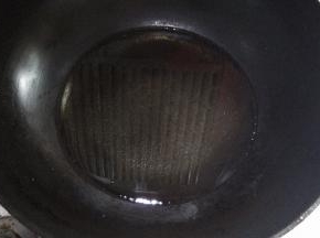 在锅内倒入适量的花生油，将用酱油腌制的肉片倒入翻炒，加入葱花