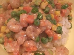 芝士片融化后，关火，将整锅食材淋至米饭上，撒上适量黑胡椒即可