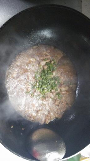 加入葱花，豆腐肉丝做成