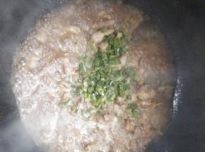 加入葱花，豆腐肉丝做成