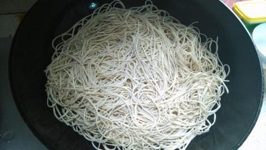 在锅内倒入适量的花生油，放入适量的面条