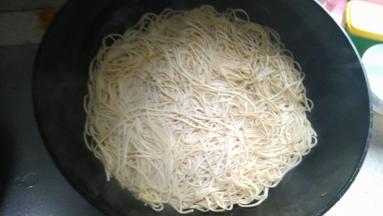 放入适量的面条，不断翻炒