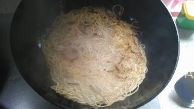 放入适量的面条，不断翻炒