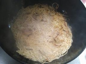 放入适量的面条，不断翻炒