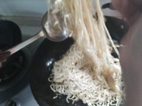 放入适量的面条，不断翻炒