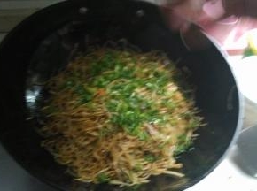 最后加入酱油、盐、味精葱花