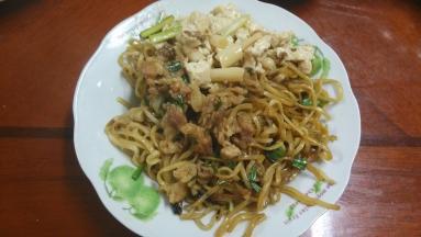 出锅盛盘即可，再放上之前的豆腐盒肉丝