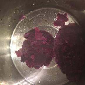 紫薯蒸熟后取皮压成紫薯泥，