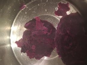 紫薯蒸熟后取皮压成紫薯泥，