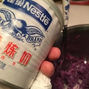 加一勺炼乳到紫薯泥中