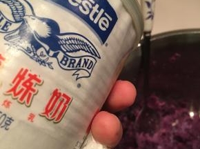 加一勺炼乳到紫薯泥中
