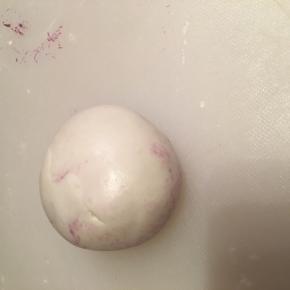 把紫薯包进糯米粉团中，搓成圆球，