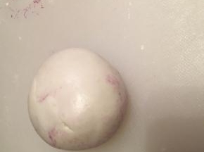 把紫薯包进糯米粉团中，搓成圆球，