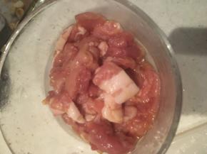 猪肉切片，加入姜丝、生抽、玉米淀粉腌制5分钟左右