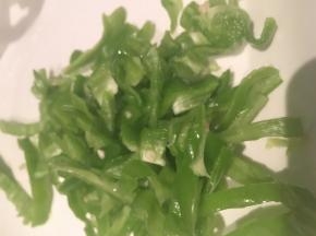.青椒切细丝，