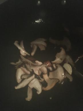 香菇切片，然后先入油锅加蒜煸炒，