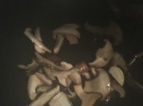 香菇切片，然后先入油锅加蒜煸炒，