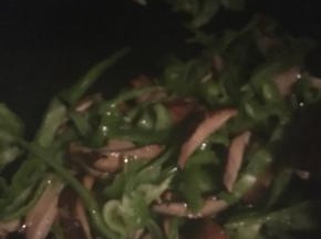 先炒香菇，香菇出水后再倒入青椒丝翻炒，