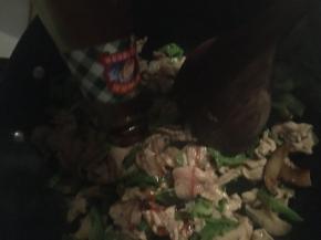 待肉片褪去红色后，再倒入香菇片和青椒丝翻炒，并加入适量耗油