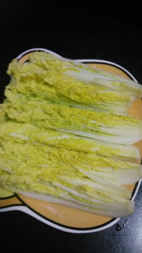 娃娃菜先切好，放入水中煮熟