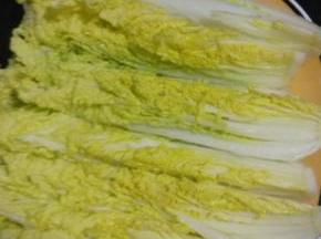 娃娃菜先切好，放入水中煮熟