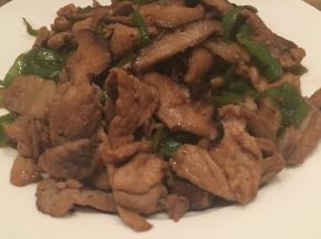 肉片炒熟后再加少许盐或生抽调味，出锅摆盘