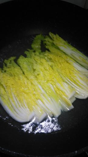 娃娃菜先切好，放入水中煮熟，捞起放入辣椒、酱油、葱，